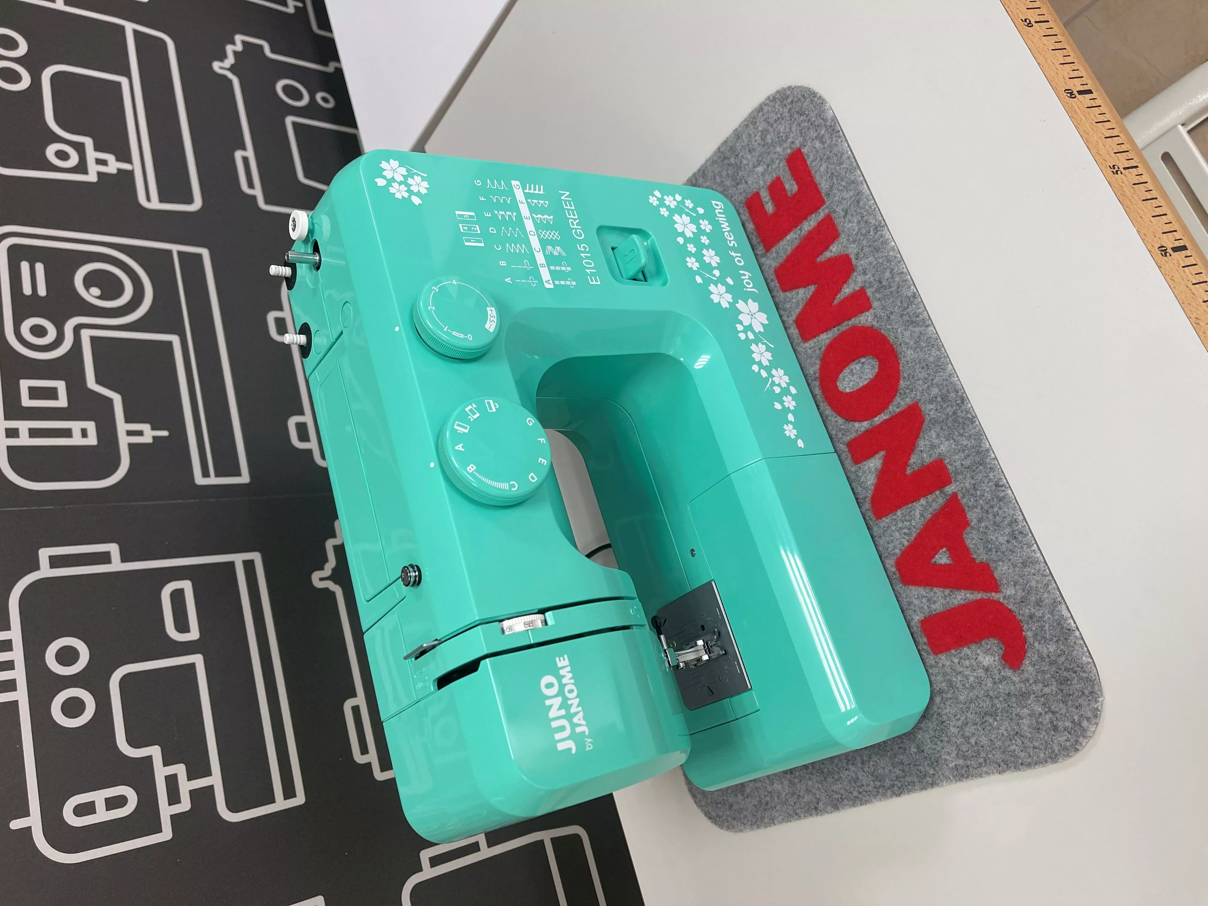 Maszyna do szycia JANOME Juno E1015 GREEN